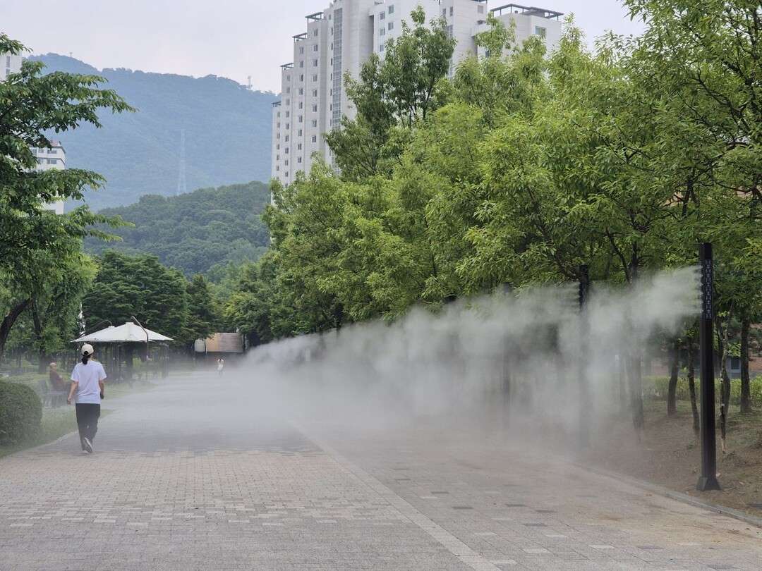 새물근린공원에 설치한 쿨링포그 시설. 용인시 제공