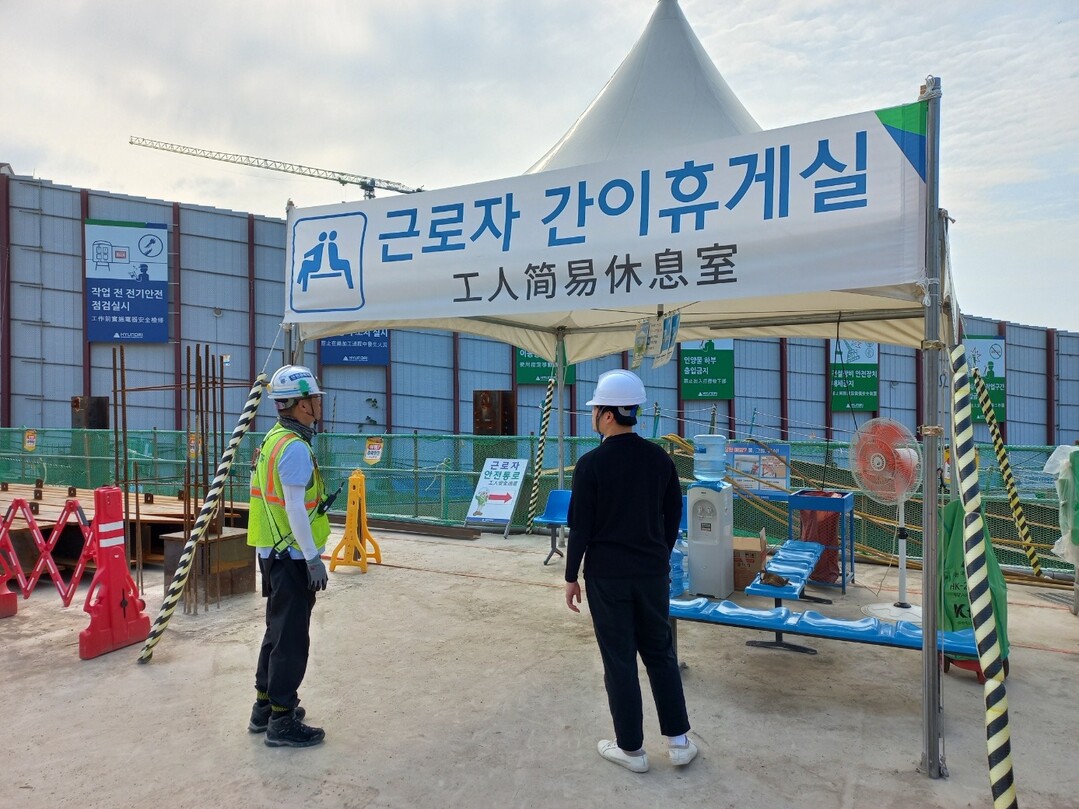지난해 진행한 폭염대비 근무 환경 점검 모습. 용인시 제공