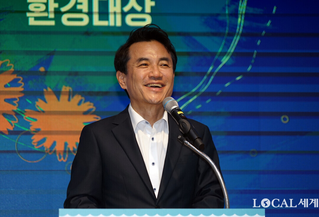 김진태 도지사가 제28회 강원특별자치도 환경대상 시상식에서 축사하고 있다.
