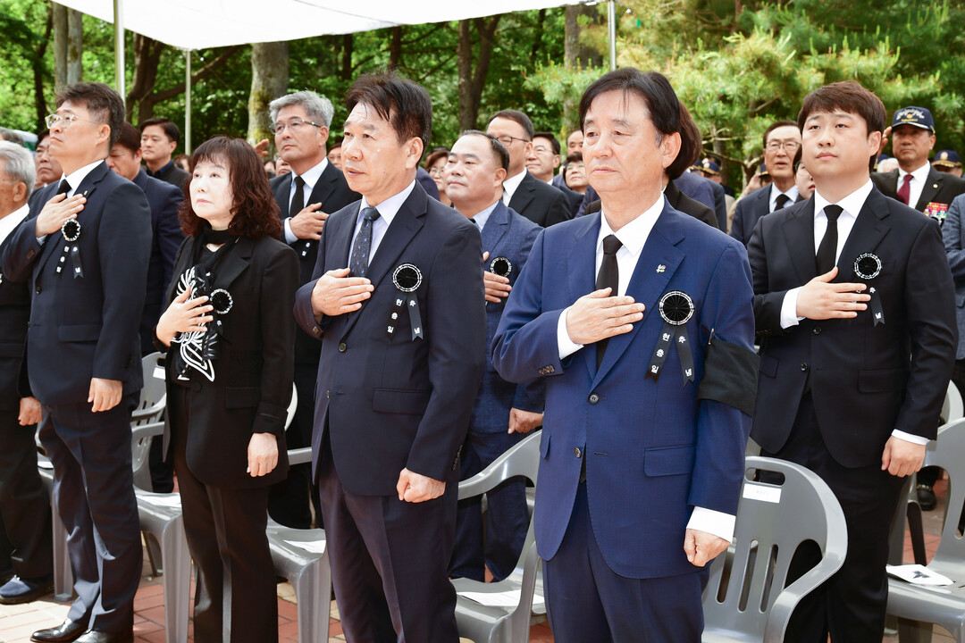 제70회 현충일 추념식이 6일 화천군 화천읍 충렬탑, 간동면 구만리 자유수호 희생자 위령탑, 평화의 댐 인근 비목공원에서 최문순 군수를 비롯한 각 실과소장, 참전용사와 국가 유공자 및 유가족, 보훈단체 관계자 등이 참석한 가운데 엄수됐다. 