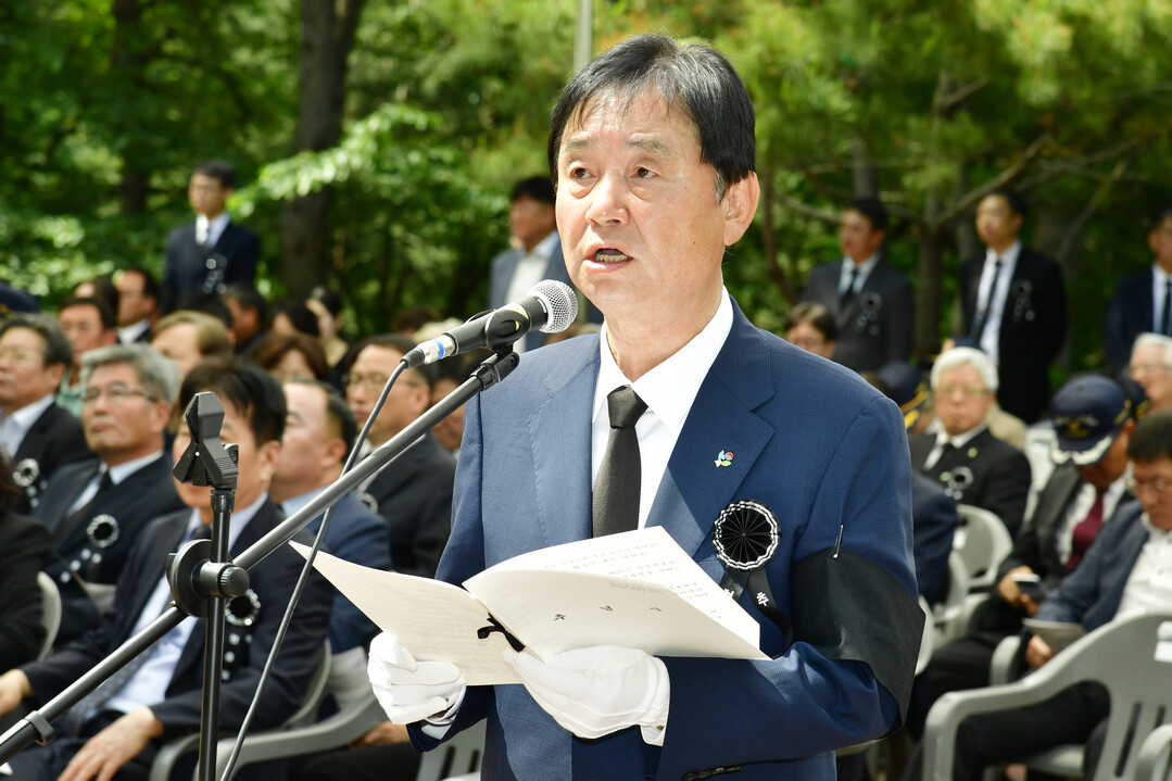 최문순 군수가 제70회 현충일 추념식에서 추념사를 하고 있다.