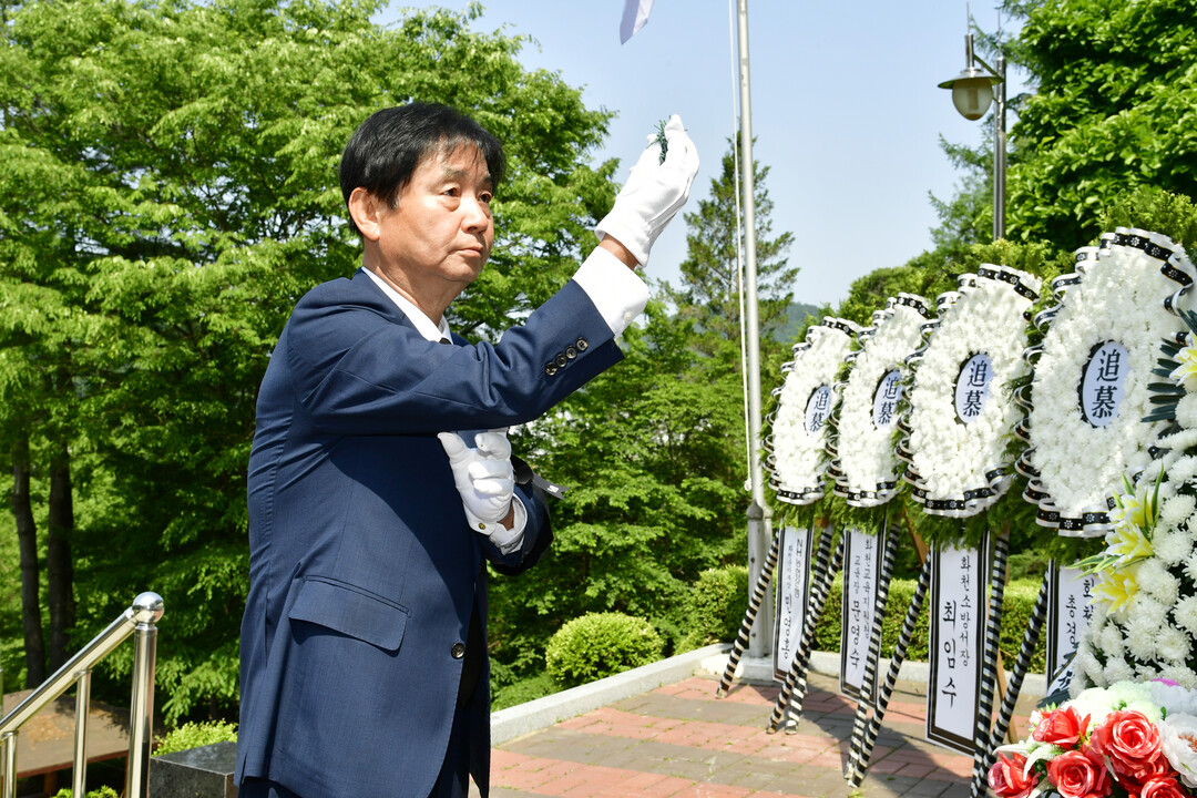 최문순 군수가 제70회 현충일 추념식에서 분향하고 있다.