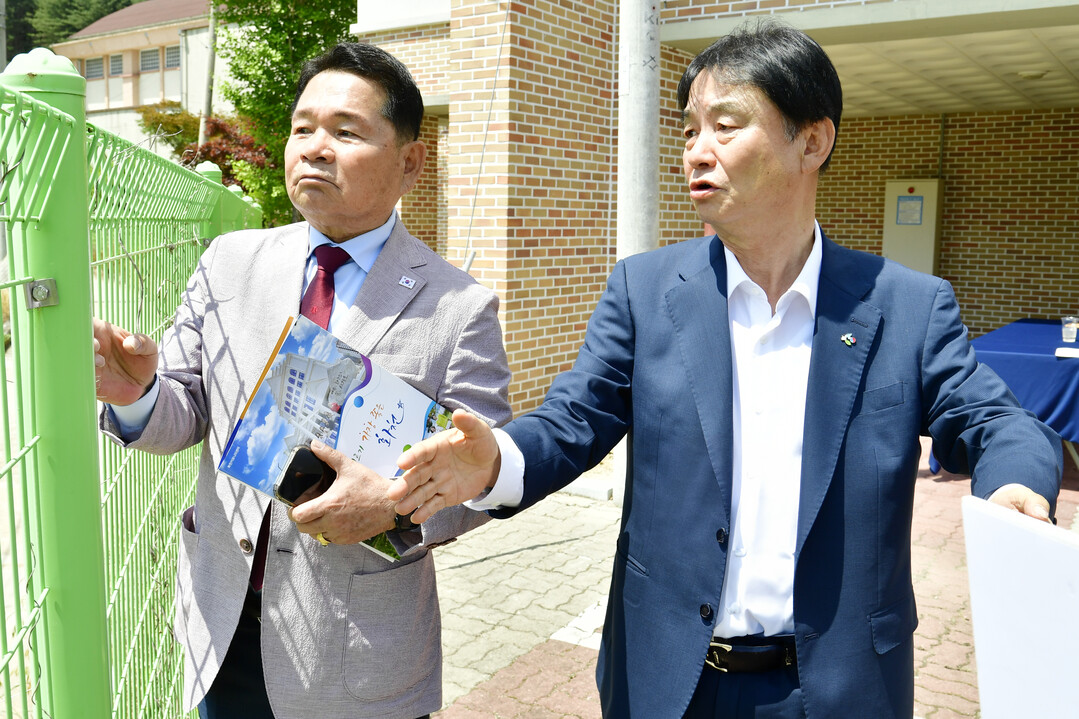 최문순 화천군수와 신경호 강원특별자치도교육청 교육감을 비롯한 양 기관 실무진들이 9일 하남면 위라리 군인 자녀 모집형 자율형 공립고 설립 예정 부지에서 사업 추진 방향을 논의했다