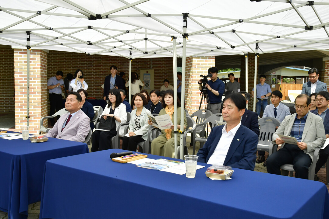 최문순 화천군수와 신경호 강원특별자치도교육청 교육감을 비롯한 양 기관 실무진들이 9일 하남면 위라리 군인 자녀 모집형 자율형 공립고 설립 예정 부지에서 사업 추진 방향을 논의했다