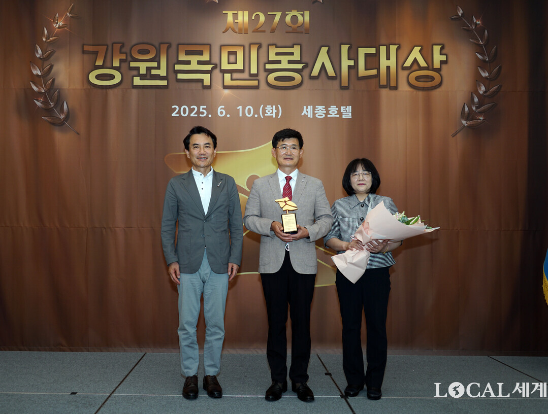 김진태 도지사가 일반행정 부문 손원천 사무관 내외와 시상 후 기념촬영을 하고 있다. 전경해 기자