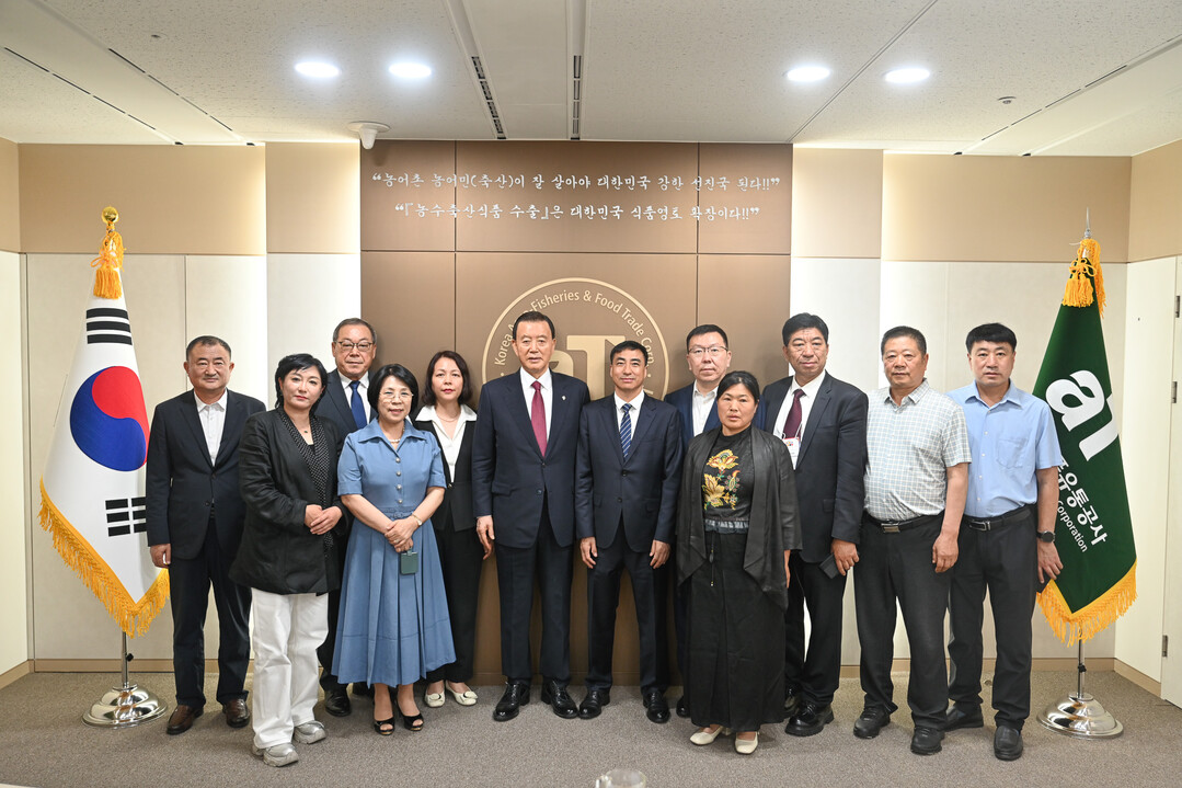 홍문표 aT 사장(좌측 6번째), 퉁랴오시 니우원쥔 부시장(좌측 7번째) 