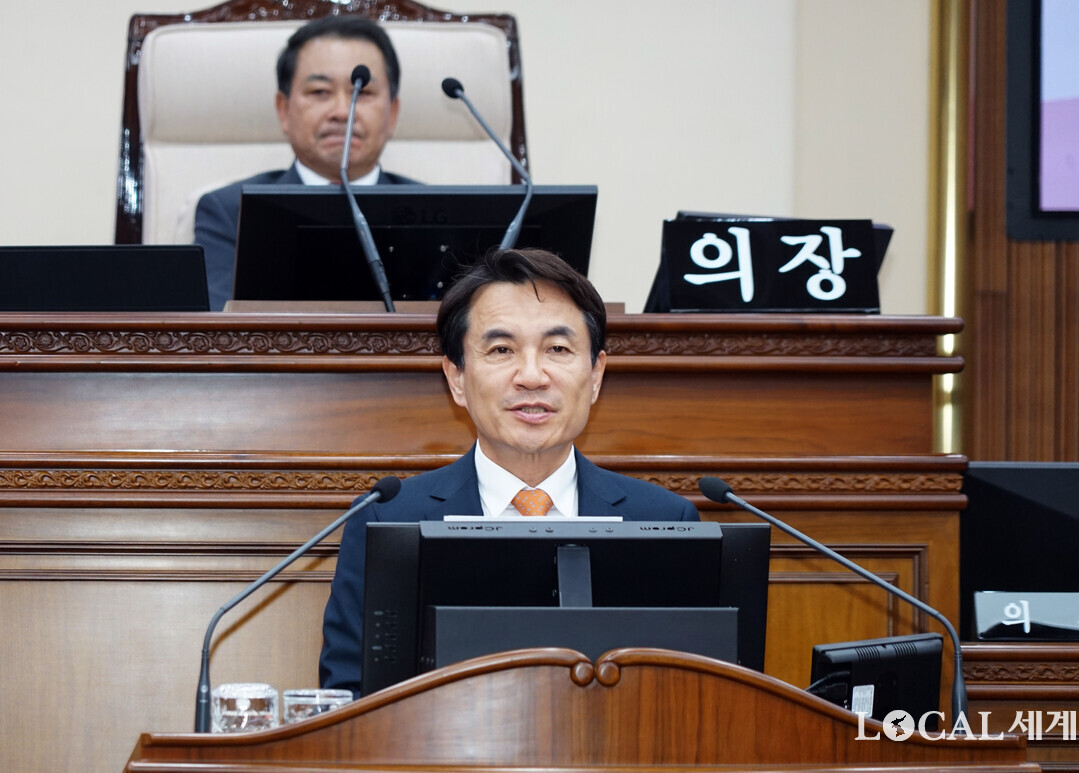 김진태 도지사가 축사를 하고 있다.