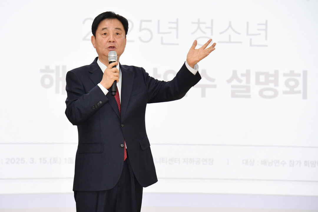 지난 3월, 최문순 화천군수가 화천커뮤니티센터에서 열린 해외 배낭연수 사전 설명회에서 학부모들에게 사업 취지를 설명하고 있다
