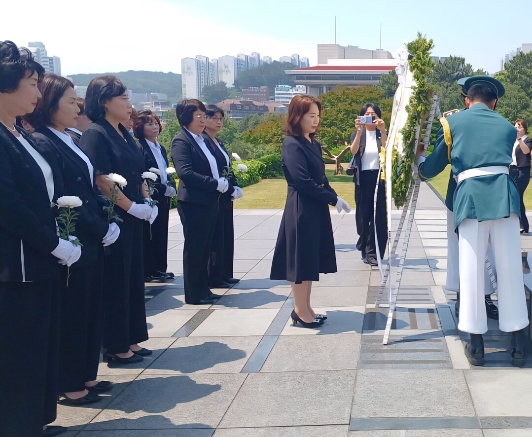 IWPG 글로벌 4국 회원들이 6·25전쟁 75주년 부산 유엔기념공원 헌화식에서 헌화하고 있다. IWPG 제공