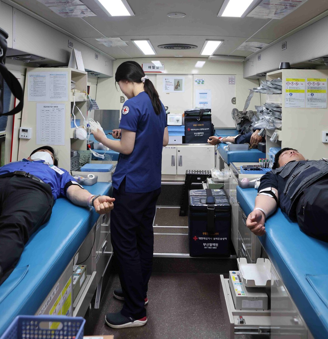 한국마사회 렛츠런파크부산경남 소속 직원과 경마 관계자들이 12일 렛츠런파크부산에서 ‘생명나눔 헌혈봉사’에 참여, 헌혈을 하고 있다. 렛부경 제공