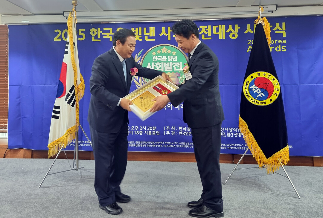  12일 류희상 화천군의회 의장이 김형봉 대회총재로부터  