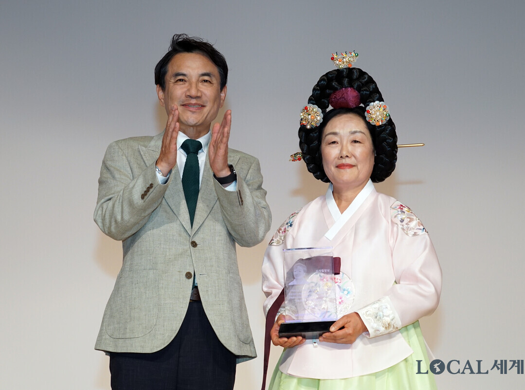 김진태 도지사와 제51회 신사임당상 수상자 최계숙씨