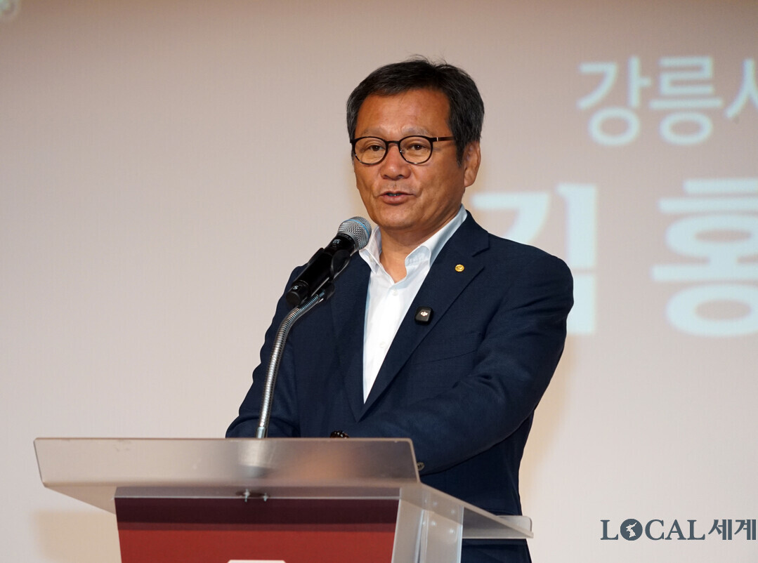 김홍규 강릉시장이 제51회 신사임당상 시상식에서 환영사를 하고 있다.