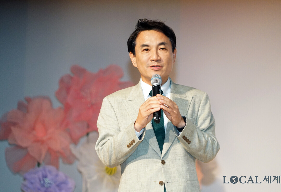 김진태 도지사가 제51회 신사임당상 시상식에서 격려사를 하고 있다.