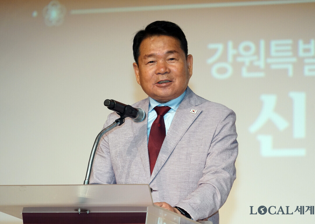 신경호 교육감이 제51회 신사임당상 시상식에서 축사를 하고 있다.