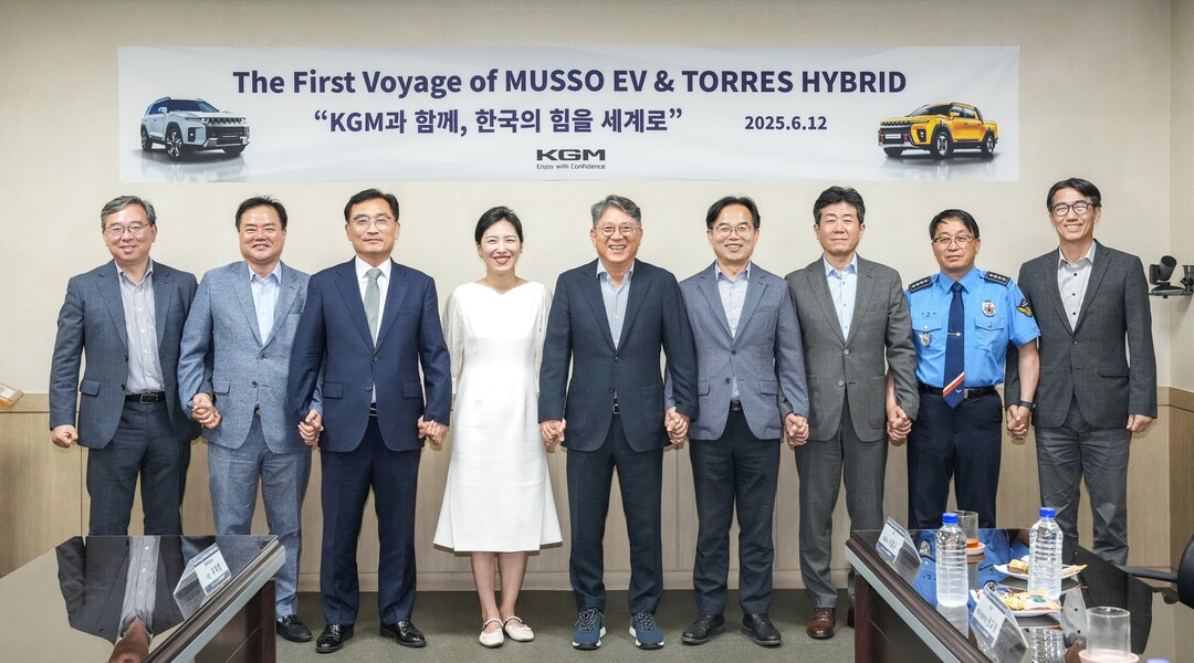 사진은 KGM 곽재선 회장(가운데) 및 황기영 대표이사(오른쪽 세번째), 권교원 해외사업본부장(왼쪽 두번째)을 비롯해 도경식 평택지방해양수산청장(오른쪽 네번째), 민희 평택세관장(왼쪽 네번째), 우채명 평택해양경찰서장(오른쪽 두번째), 김석구 경기평택항만공사(왼쪽 세번째), 이홍규 평택국제자동차부두 대표이사(왼쪽 첫번째), 오성환 왈레니우스 윌헬름센 아시아 물류 총괄(오른쪽 첫번째)