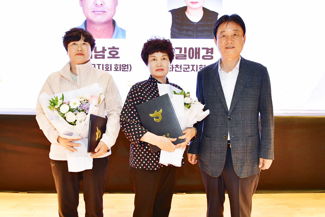 2025 강원특별자치도 농아인 대회에서 최문순 군수가 농아인협회원에게 표창장을 전수 후 기념촬영을 하고 있다.