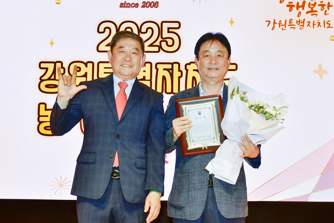 이상용 회장(왼쪽)이 최문순 군수에게 감사패를 전달했다.