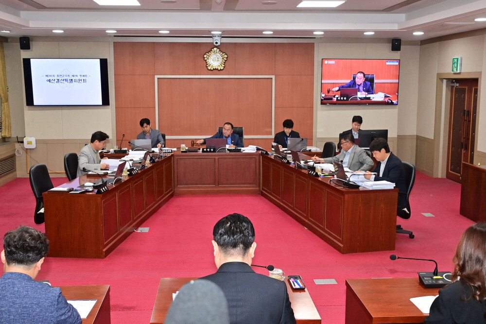 화천군의회 제290회 (제1차 정례회) 제2차 예산결산특별위원회가 열리고 있다.