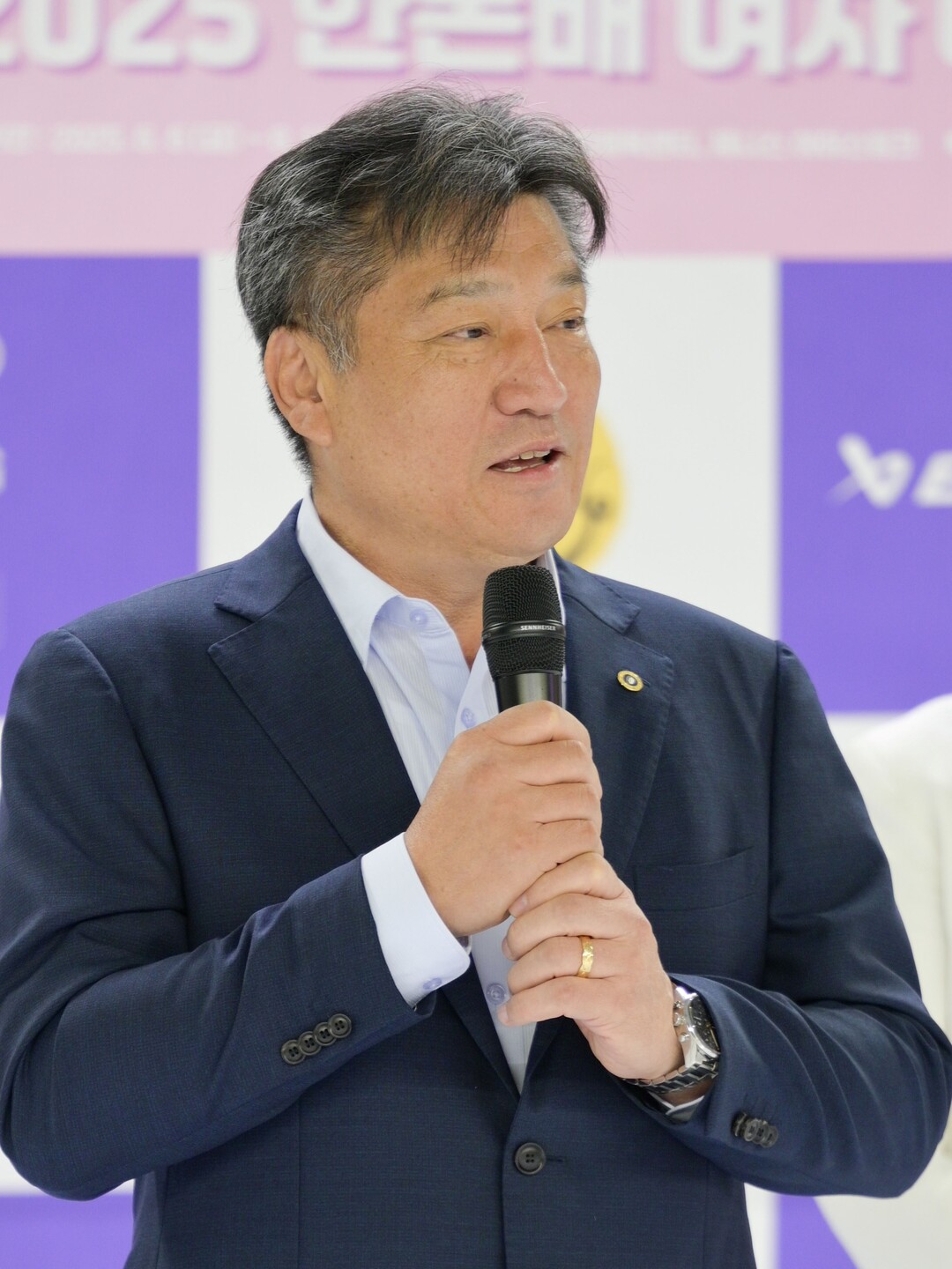 한돈자조금 손세희 위원장이 2025 한돈배 여자 아이스하키리그 ‘더 드림 리그(The Dream League)’ 의 개최를 축하하는 환영사를 전하고 있다. 한돈자조금 제공