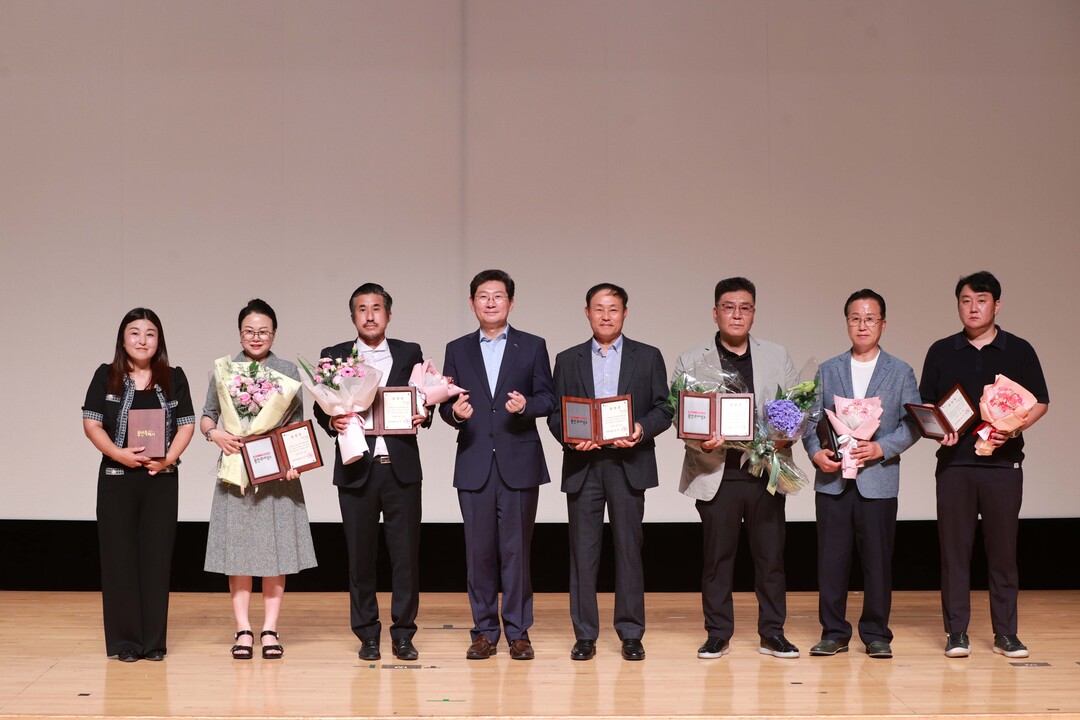이상일 용인시장이 16일 시청 에이스홀에서 시정발전에 공헌한 시민 70명에게 표창을 수여했다. 용인시 제공