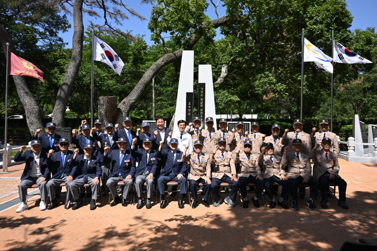 기장군이 월남전 참전 유공자 명비 건립을 완료하고 준공식을 개최하고 있다. 기장군 제공