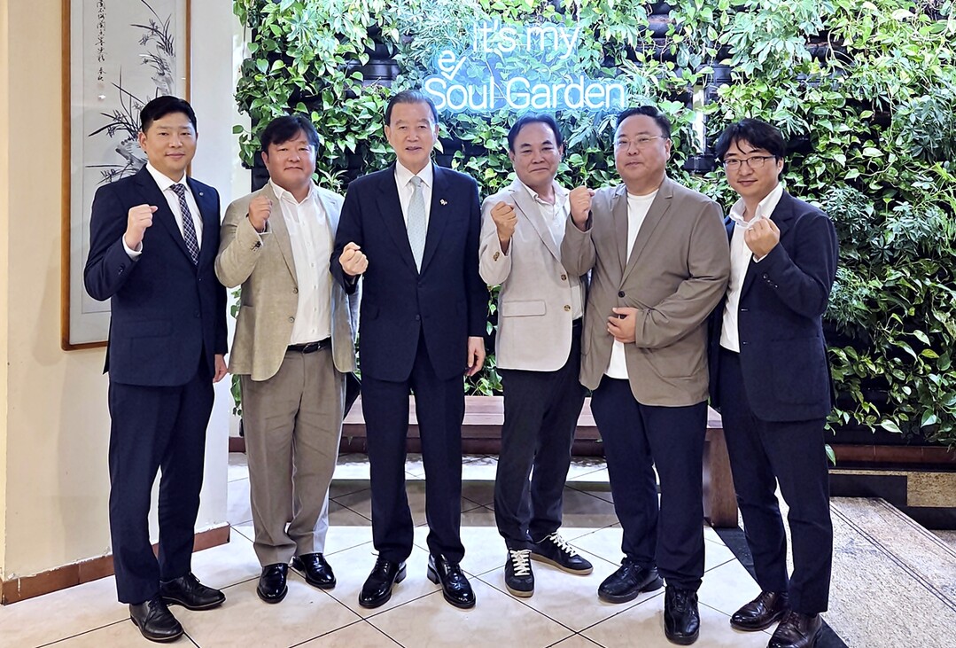 UAE 한인회 임원진 간담회 기념사진. 홍문표 aT 사장(왼쪽 3번째), 고재유 UAE 한인회 부회장(오른쪽 2번째)