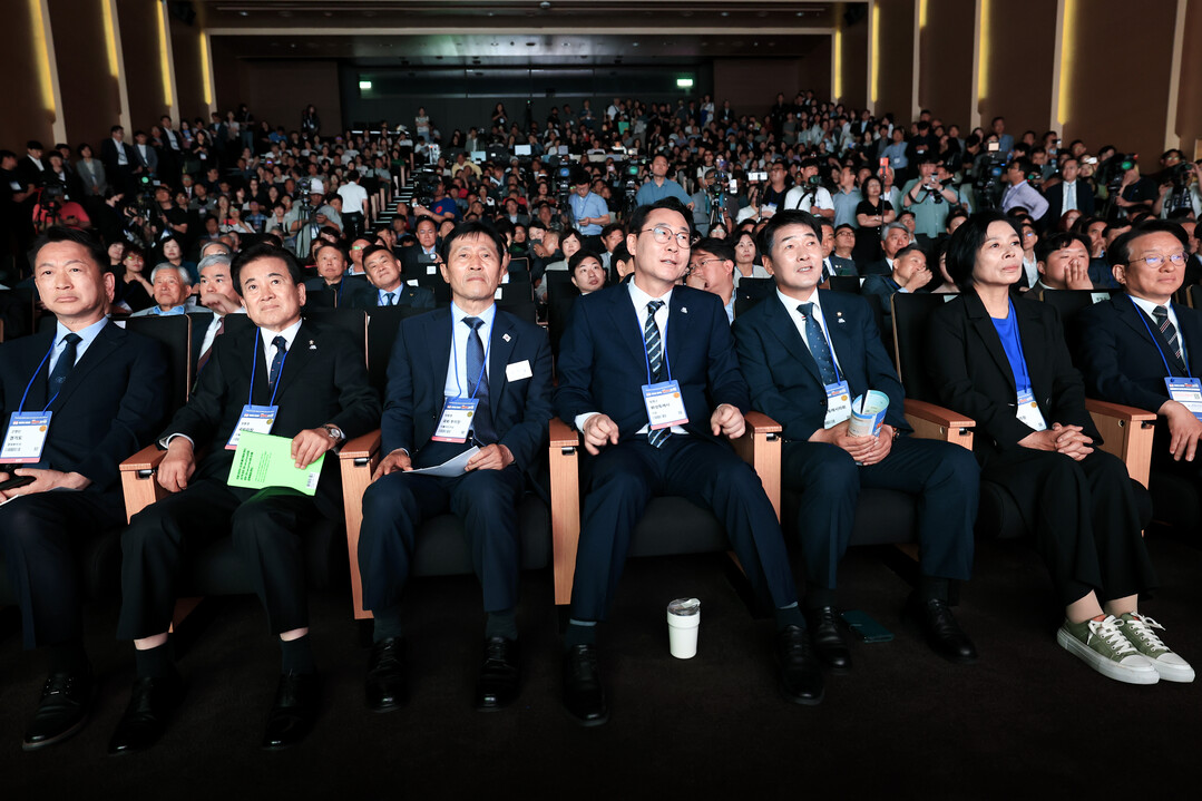 MARS 2025 개회식에 이학영 국회부의장, 고영인 경제부지사, 최민희 국회 방통위원장 등이 참석했다.