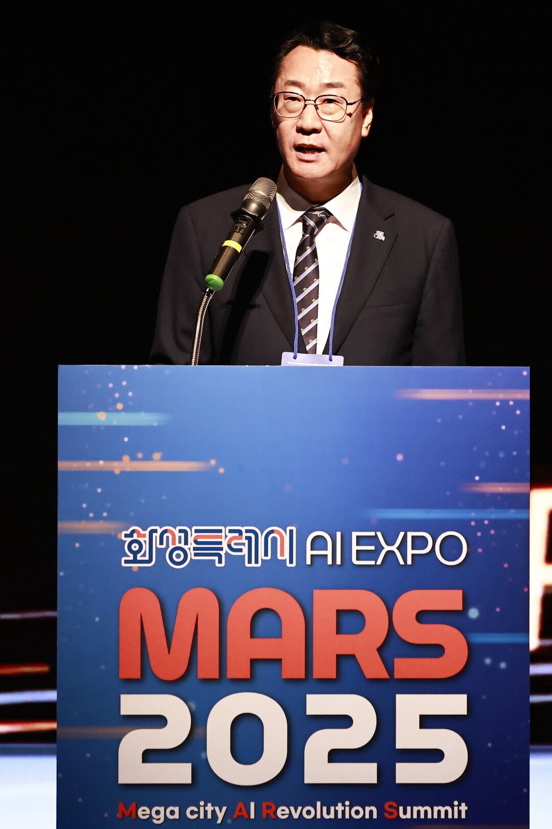 정명근 화성특례시장이 18일 MARS 2025 개회식에서 환영사를 하고 있다.