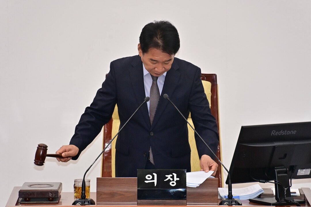 류희상 의장이 제290회 화천군의회(제1차 정례회) 제3차 본회의를 진행하고 있다.
