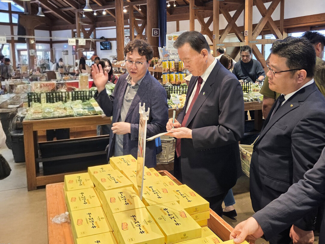 가와바 전원플라자 현장사진. 홍문표 aT 사장(가운데), 가와바코리아 윤기확 대표(좌측), 윤상영 aT 일본지역본부장(우측) / aT 제공