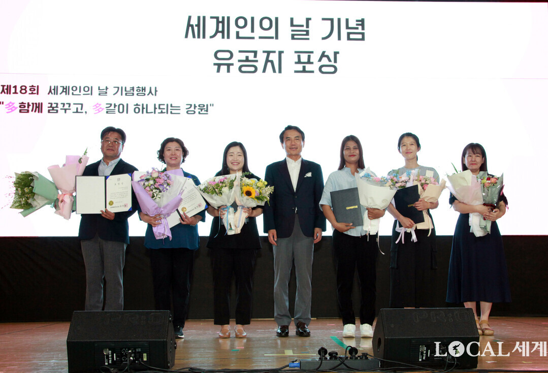 김진태 도지사가(가운데) ‘2025년 제18회 세계인의 날’ 기념 유공자와 기념촬영을 하고 있다. 