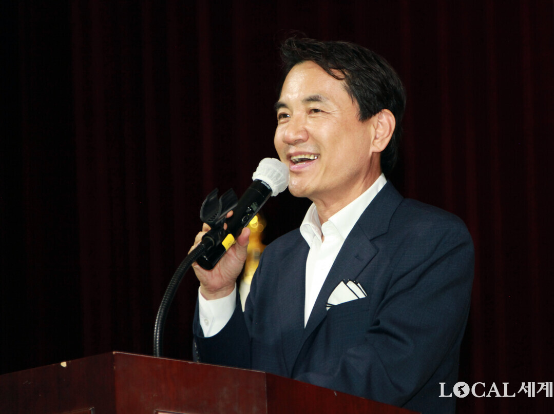 김진태 도지사가 기념사를 하고 있다.