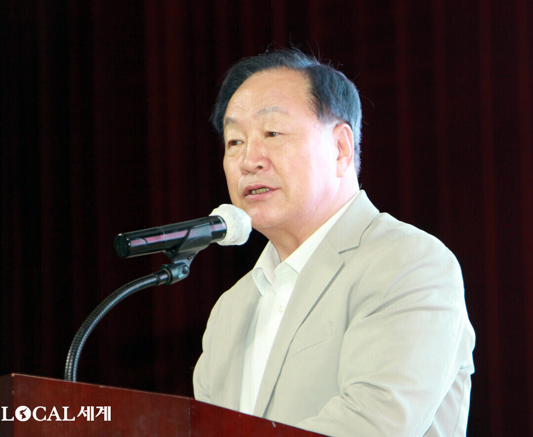 한기호 국회의원이 축사를 하고 있다.