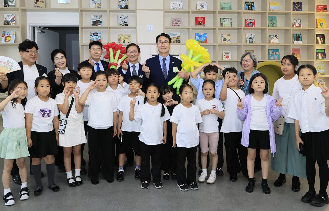 23일, 화성특례시 향남읍에 새롭게 문을 연 ‘가족만세센터’ 개관식에서 정명근 화성특례시장과 어린이들이 함께 기념사진을 촬영하고 있다.