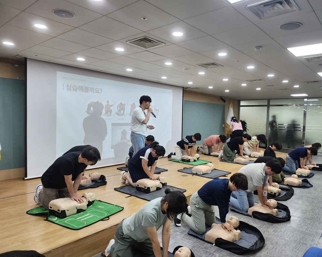 용인시 기흥구가 25일 청사 내 소방훈련과 응급처치 교육을 진행했다. 용인시 제공