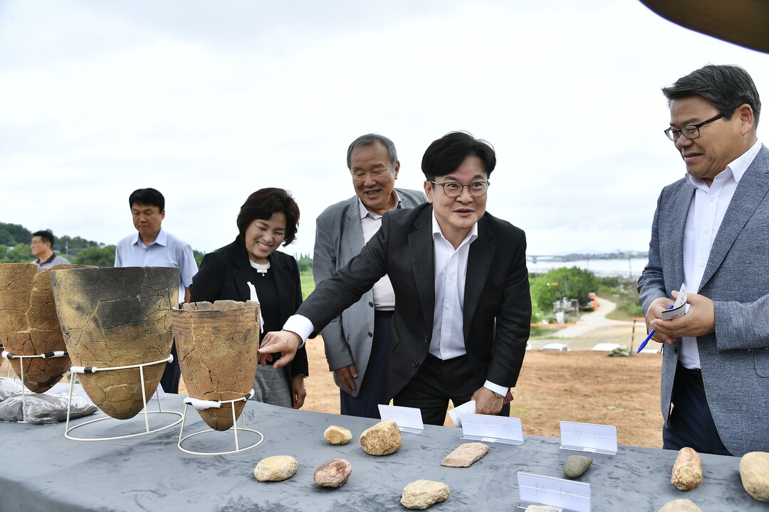 김포시는 26일 대곶면 신안리에서 고고학계 전문가와 시민, 언론 등이 참여한 가운데 ‘김포 신안리 유적 5차 발굴조사’ 현장공개 행사를 개최하고, 신석기시대 주거지와 유물을 직접 확인하는 시간을 가졌다.