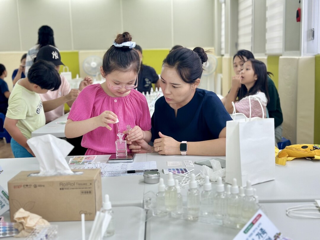 대구 남구는 오는 7월 30일부터 8월 1일까지 온마을아이맘센터에서 총 5회에 걸쳐 2025년 아이사랑 가족행복 프로젝트 「엄마랑 아빠랑 함께 놀아요」 프로그램을 운영한다.남구 제공
