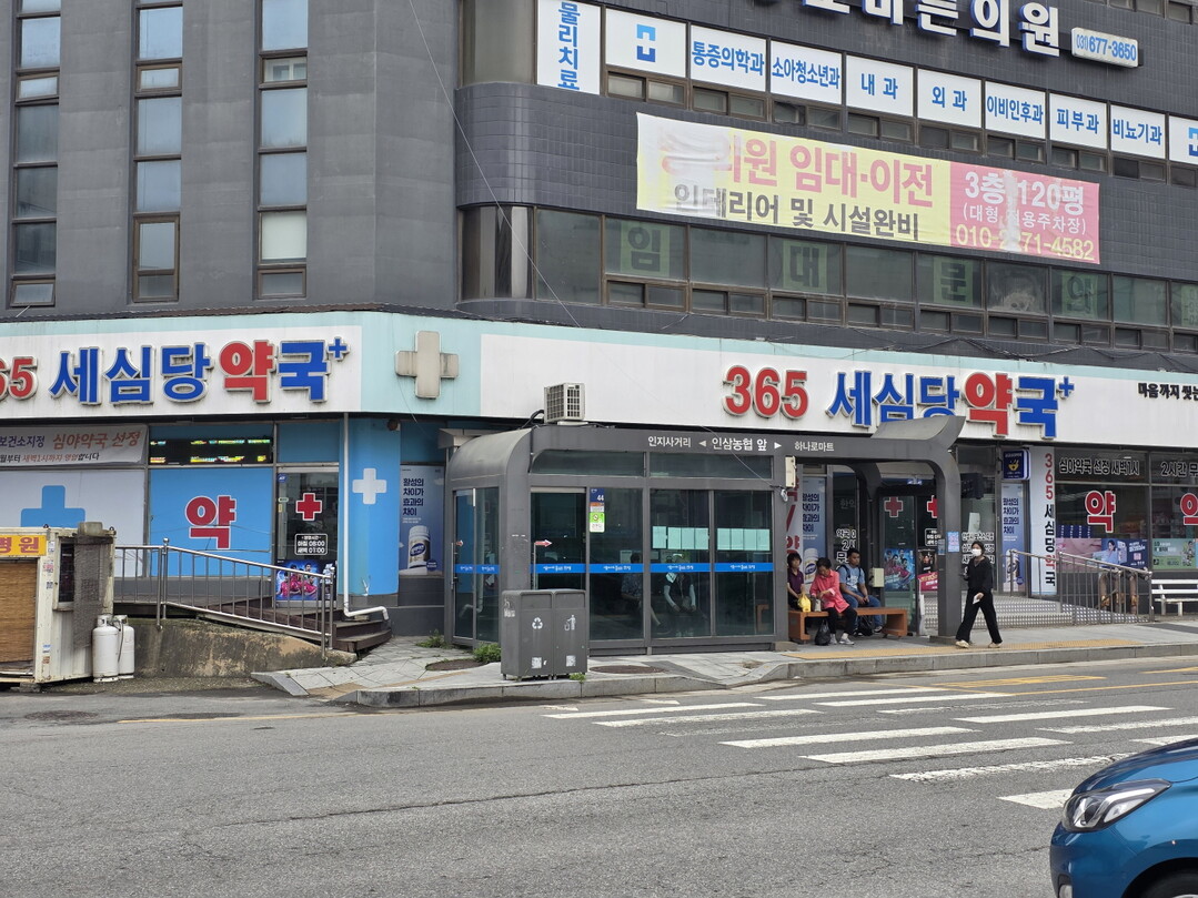 안성시는 시민들의 야간 의약품 구매 불편을 해소하고 응급상황 시 약국 접근성을 높이기 위해 2025년 1월부터 공공심야약국을 지정·운영하고 있다.안성시 제공