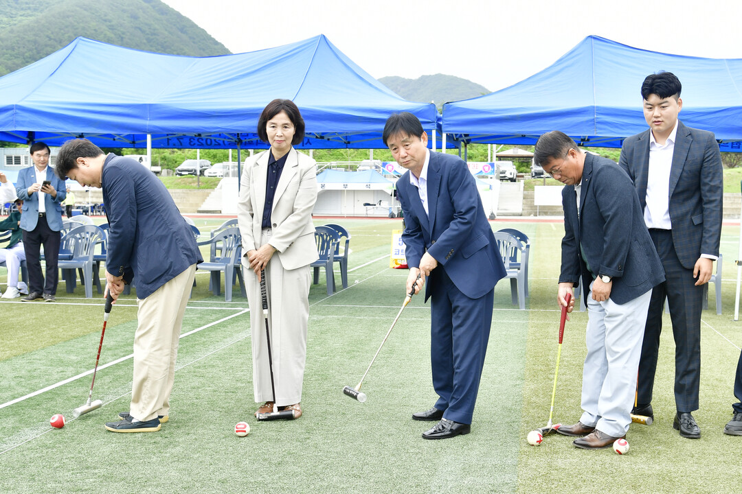 제3회 화천 산천어기 강원특별자치도 게이트볼 대회 개회식에서 김동완 이선희 군의원, 최문순 군수, 조웅희 부의장 등이 시타를 하고 있다.