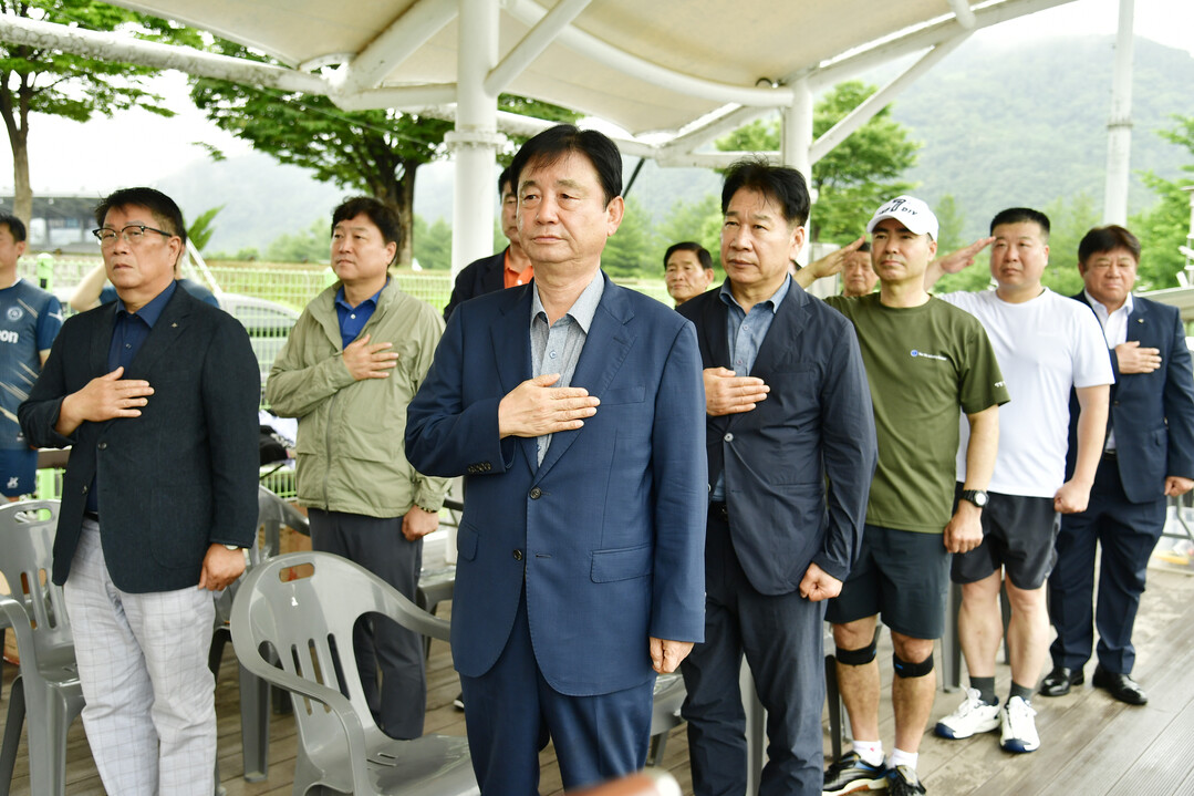 제6회 화천군수기 족구대회가 28일 하남면 위라리에서 최문순 군수, 류희상 군의장, 박대현 도의원 등을 비롯해 족구 동호인들이 참석한 가운데 열렸다.