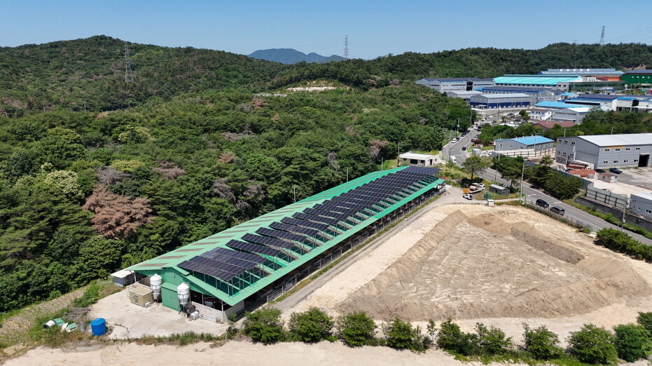 경주시 천북면에 위치한 ‘경주천년한우 미소짓다 농장’이 경북 최초 한우 동물복지축산인증을 획득했다. 경주시 제공