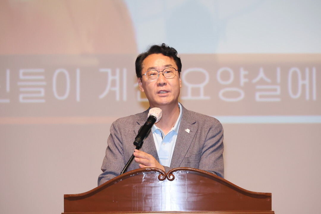 정명근 화성시장이 28일 장안대학교 일야아트홀에서 열린 ‘2025년 요양보호사의 날’ 기념식에서 축사를 하고 있다. 화성시 제공