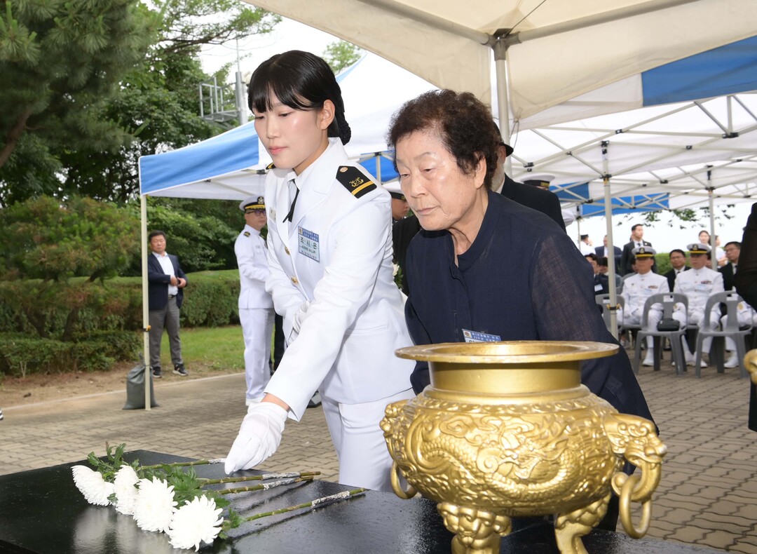6월 29일 해군제2함대사령부에서 거행된 제2연평해전 승전 23주년 기념행사에서 고(故) 조천형 상사의 딸인 조시은 소위(왼쪽)와 모친 임헌순 여사(오른쪽)가 제2연평해전 전승비에서 헌화하고 있다. 해군 제공