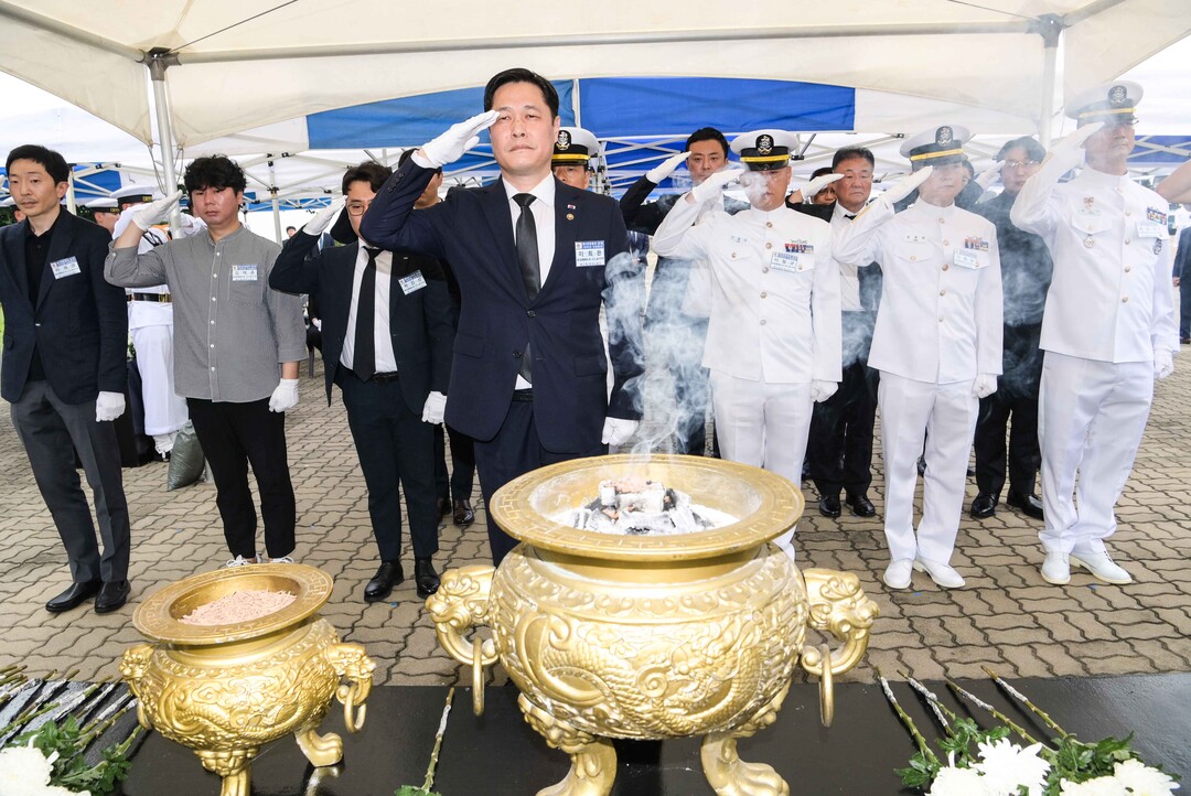 6월 29일 해군제2함대사령부에서 거행된 제2연평해전 승전 23주년 기념행사에 참석한 이희완 보훈부차관(당시 참수리-357호정 부장)과 제2연평해전 참전장병들이 제2연평해전 전승비에서 경례를 하고 있다.