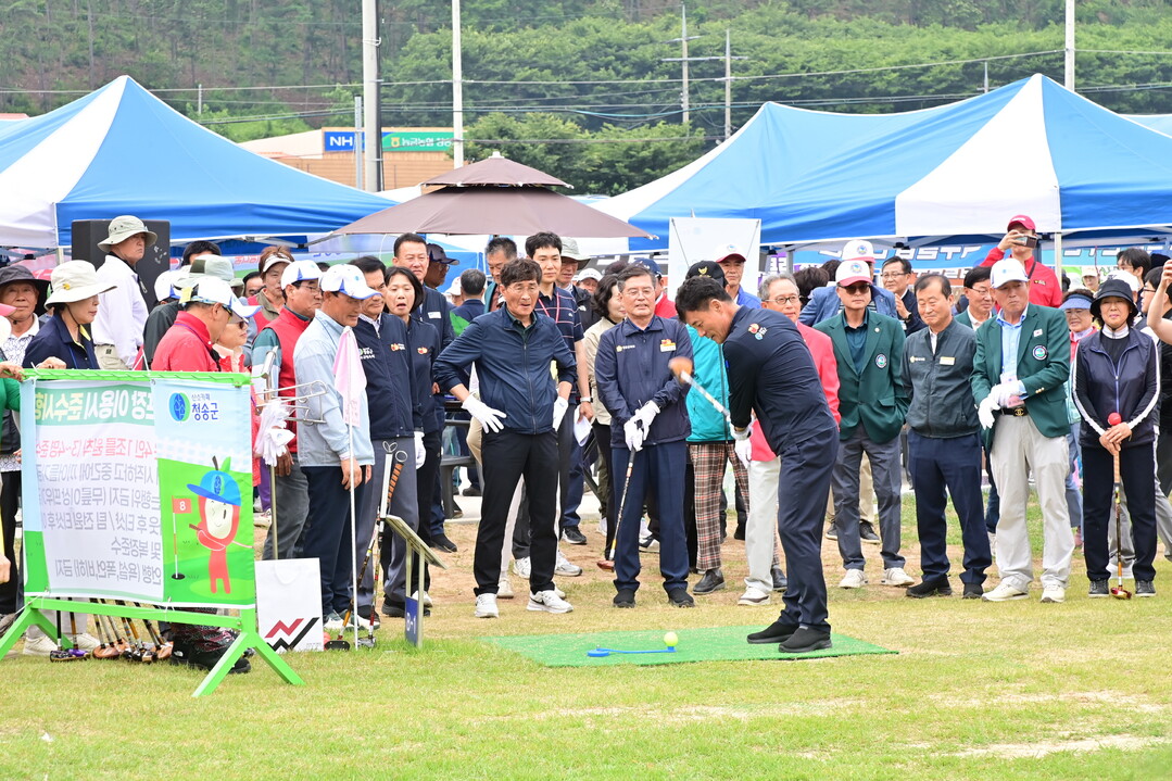 윤경희 청송군수가 지난 26일 안덕면 산남파크골프장에서 열린