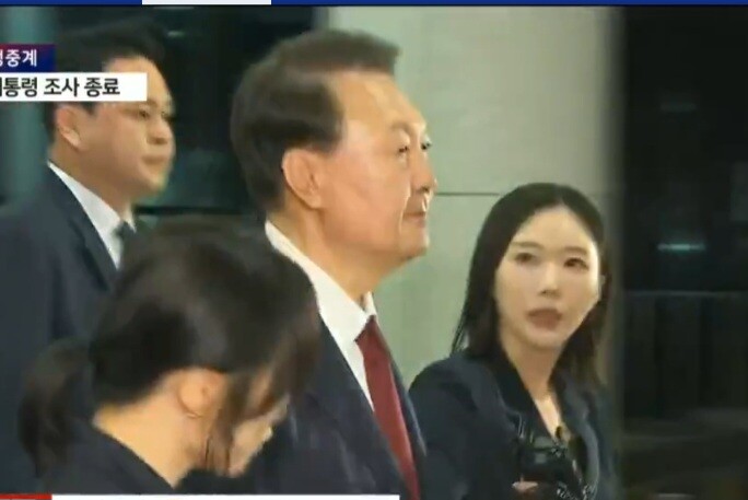 피의자 신분으로 내란특검의 조사를 15시간 정도 받은 윤석열 전 대통령이 지난 29일 오전 1시경 서울 서초구 서울고검청사를 빠져나와 입을 굳게 닫은 채 차량 쪽으로 걸어가고 있다. YTN 뉴스화면 캡처