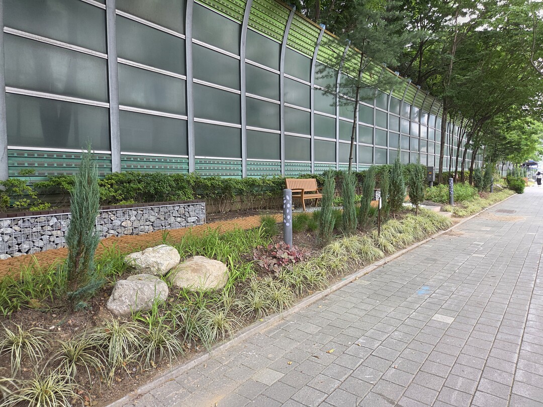명지대 사거리 완충녹지 개선 후 모습. 용인시 제공
