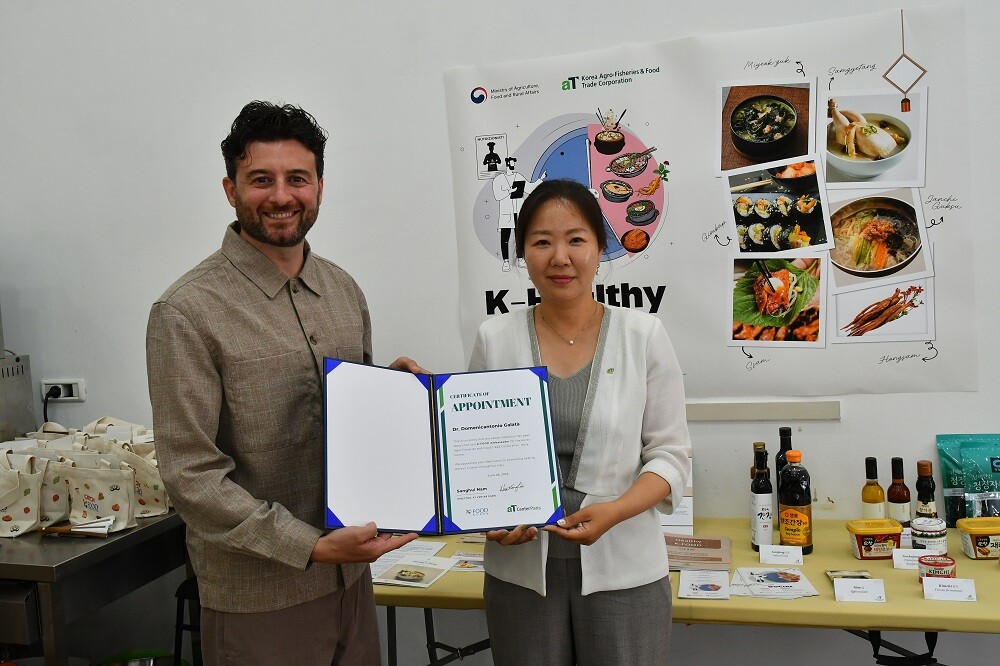 K-푸드 홍보대사 위촉. 남상희 aT파리지사장(우측), 도미니코안토니오 갈라타(Dr.Domenicantonio Galatà)박사(좌측) / aT 제공