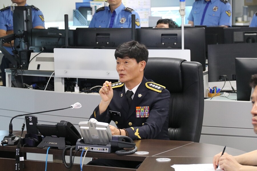 오훈 군산해경서장이 오늘 1일 발생한 실종 선원 업무 보고를 받고 수색에 총력 대응하고 있다. 군산해경 제공